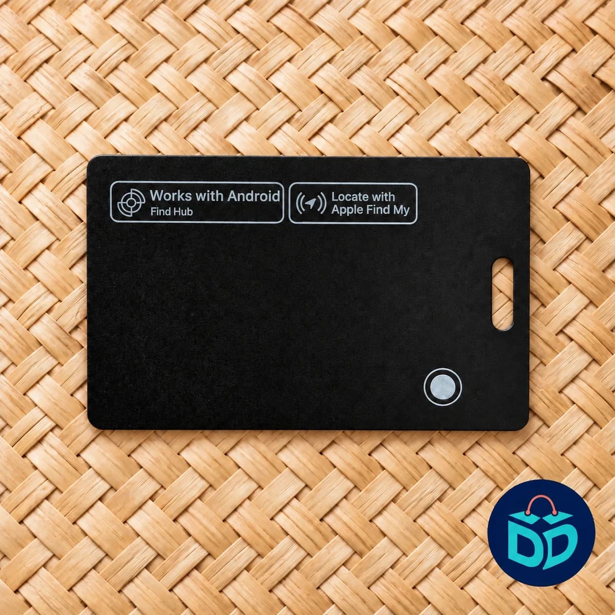 Carte localisatrice noire seule sur un fond tressé naturel avec le logo Danitch Distribution